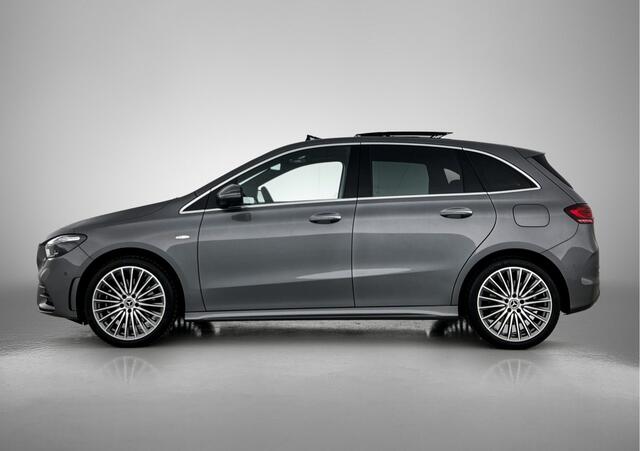 Mercedes-Benz B-KLASSE 250 e Business Solution AMG | Premium Plus pakket | Trekhaak | Warmtewerend, donkergetint glas | Winter pakket | Head-up display | Sierelementen in openporig lindehout zwart | 19 inch multispaaks velgen |