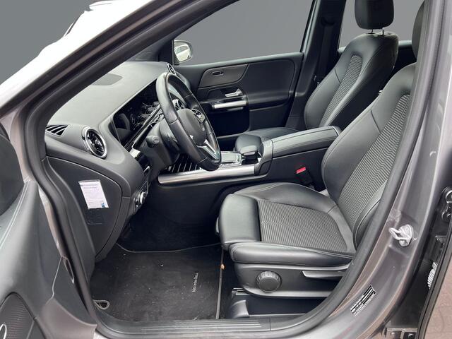 Mercedes-Benz B-KLASSE B200 Business Solution Automaat / LED / Navigatie / Lichtmetaal
