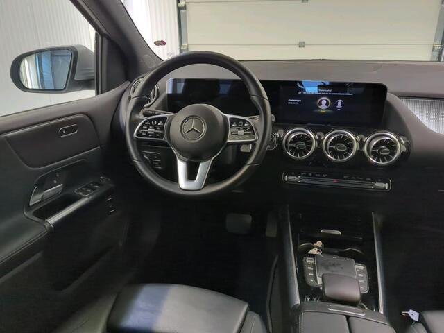 Mercedes-Benz B-KLASSE 180 Business Solution Luxury Auto. Trekhaak Navigatie Camera Parkeersensoren Cruise Control Elektrische achterklep Stoelverwarming Virtual Cockpit Leder Climate Control