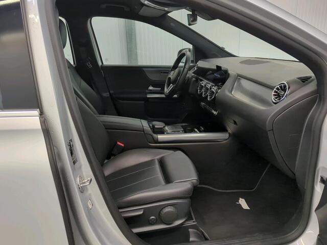 Mercedes-Benz B-KLASSE 180 Business Solution Luxury Auto. Trekhaak Navigatie Camera Parkeersensoren Cruise Control Elektrische achterklep Stoelverwarming Virtual Cockpit Leder Climate Control