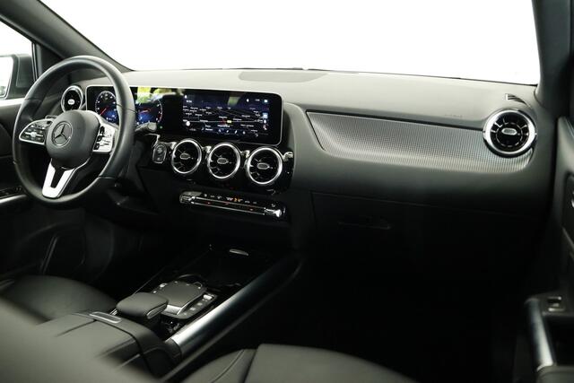 Mercedes-Benz B-KLASSE B200 Business Solution Automaat / LED / Navigatie / Lichtmetaal