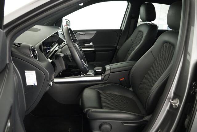 Mercedes-Benz B-KLASSE B200 Business Solution Automaat / LED / Navigatie / Lichtmetaal