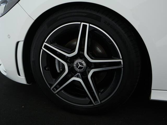 Mercedes-Benz B-KLASSE 180 Business Solution AMG | Panoramadak | Achteruitrijcamera | Nightpakket | Apple Carplay | Inclusief 24 maanden MB Certified garantie voor Europa.