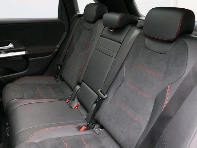 Mercedes-Benz B-KLASSE 180 Business Solution AMG AMG Line | Night Pakket | Panorama Schuif-Kanteldak Inclusief 24 maanden Mercedes-Benz Certified garantie voor Europa.