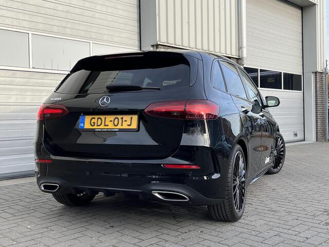 Mercedes-Benz B-KLASSE 180 AMG Line | Night Pakket | Panoramadak | Dodehoekassistent | Advanced Sound System | Augmented Reality voor Navigatie | Sfeerverlichting | Stoelverwarming | Apple CarPlay | Android Auto | Sierdelen Aluminium | Elektrische Achterklep | Achteruitrijcame