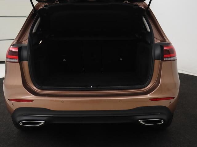 Mercedes-Benz B-KLASSE 250e Urban Night | Adaptive cruise | Stoelverwarming | Camera | Carplay | Sfeerverlichting | Half leder | Full LED | Widescreen | Park Assist | Navigatie | PHEV | Plug In