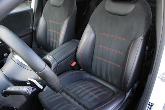 Mercedes-Benz B-KLASSE 180 AMG Pano | Camera | Keyless | Multispaak AMG | Widescreen | Sfeerverlichting | 1e Eigenaar | Dealer Onderhouden | Origineel NL