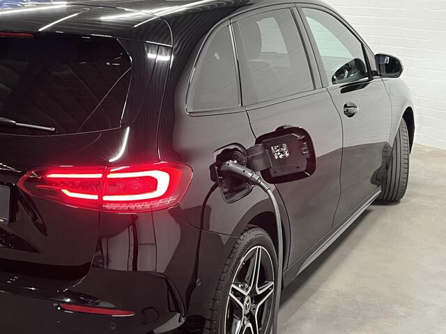 Mercedes-Benz B-KLASSE 250 e AMG-Line Plug-in Hybrid | Sfeerverlichting | Camera | Widescreen | Night | Navigatie | Stoelverwarming