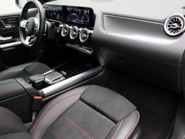 Mercedes-Benz B-KLASSE 180 Business Solution AMG Trekhaak | AMG | Night Pakket | Panorama Schuif-Kanteldak | Sfeerverlichting | Memory Voorstoelen. Inclusief 24 maanden Mercedes-Benz Certified garantie voor Europa.