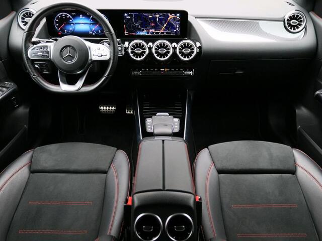 Mercedes-Benz B-KLASSE 180 Business Solution AMG Trekhaak | AMG | Night Pakket | Panorama Schuif-Kanteldak | Sfeerverlichting | Memory Voorstoelen. Inclusief 24 maanden Mercedes-Benz Certified garantie voor Europa.