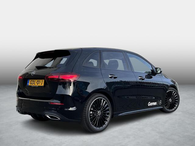 Mercedes-Benz B-KLASSE 180 AMG Line | Night Pakket | Panoramadak | Dodehoekassistent | Advanced Sound System | Augmented Reality voor Navigatie | Sfeerverlichting | Stoelverwarming | Apple CarPlay | Android Auto | Sierdelen Aluminium | Elektrische Achterklep | Achteruitrijcame