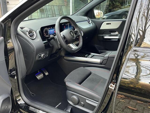 Mercedes-Benz B-KLASSE 180 AMG Line | Night Pakket | Panoramadak | Dodehoekassistent | Advanced Sound System | Augmented Reality voor Navigatie | Sfeerverlichting | Stoelverwarming | Apple CarPlay | Android Auto | Sierdelen Aluminium | Elektrische Achterklep | Achteruitrijcame