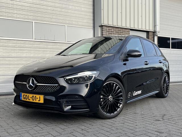 Mercedes-Benz B-KLASSE 180 AMG Line | Night Pakket | Panoramadak | Dodehoekassistent | Advanced Sound System | Augmented Reality voor Navigatie | Sfeerverlichting | Stoelverwarming | Apple CarPlay | Android Auto | Sierdelen Aluminium | Elektrische Achterklep | Achteruitrijcame