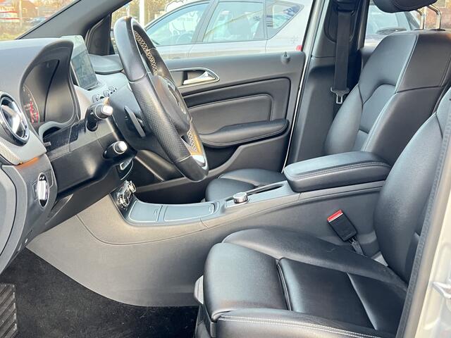 Mercedes-Benz B-KLASSE 180 Automaat Ambition Navigatie Trekhaak Camera Led Koplampen Leder 18 Inch AMG Velgen Parkeersensoren V+A Extra Getint Glas NL Auto