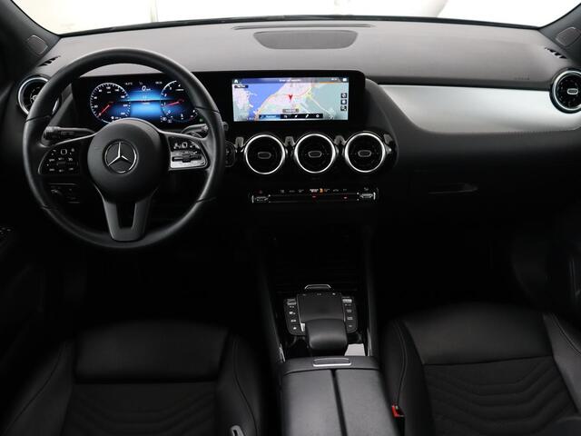 Mercedes-Benz B-KLASSE 180 Business Solution | Panoramadak | Stoelverwarming | Carplay | Camera | Half leder | Navigatie | Park Assist | Keyless | Widescreen | Full LED