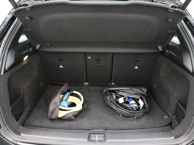 Mercedes-Benz B-KLASSE 250 e Business Solution Luxury Limited Trekhaak | Ledkoplampen | Sfeerverlichting | Achteruitrijcamera | Stoelverwarming | Spiegelpakket. Inclusief 24 maanden Mercedes-Benz Certified garantie voor Europa.