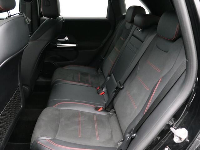 Mercedes-Benz B-KLASSE 180 AMG Automaat AMG | Night Pakket | Ledkoplampen | Achteruitrijcamera | Sfeerverlichting | Stoelverwarming voor. Inclusief 24 maanden Mercedes-Benz Certified garantie voor Europa.