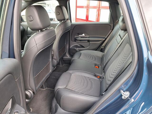 Mercedes-Benz B-KLASSE 180 Advantage | Automaat | Trekhaak | Achteruitrijcamera | Spoorassistent | LED verlichting | Elektrische achterklep