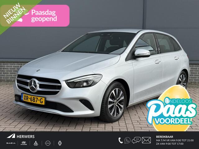 Mercedes-Benz B-KLASSE 180 Business Solution Automaat / Dealer Onderhouden / 1e Eigenaar / Trekhaak / Navigatie / Stoelverwarming / Climate Control /