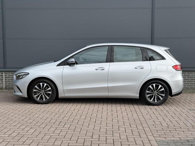 Mercedes-Benz B-KLASSE 180 Business Solution Automaat / Dealer Onderhouden / 1e Eigenaar / Trekhaak / Navigatie / Stoelverwarming / Climate Control /