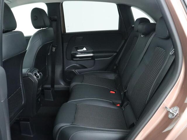 Mercedes-Benz B-KLASSE 250e Urban Night | SOH 92% | Adaptive cruise | Stoelverwarming | Camera | Carplay | Sfeerverlichting | Half leder | Full LED | Widescreen | Park Assist | Navigatie | PHEV | Plug In