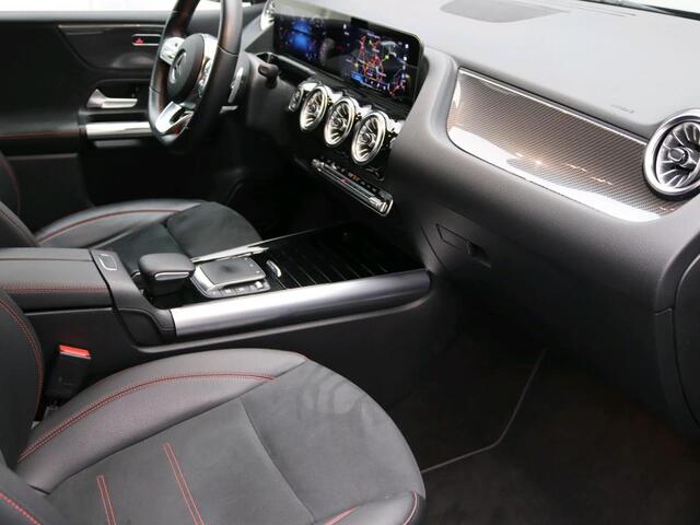 Mercedes-Benz B-KLASSE 180 Business Solution AMG AMG Line | Night Pakket | Sfeerverlichting | Achteruitrijcamera | Ledkoplampen | Inclusief 24 maanden Mercedes-Benz Certified garantie voor Europa.