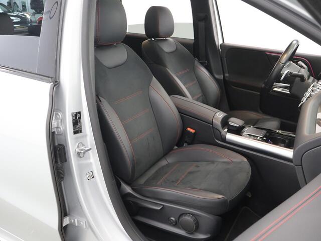 Mercedes-Benz B-KLASSE 180 Business Solution AMG | Night | Widescreen | Trekhaak | Panoramadak | Stoelverwarming |