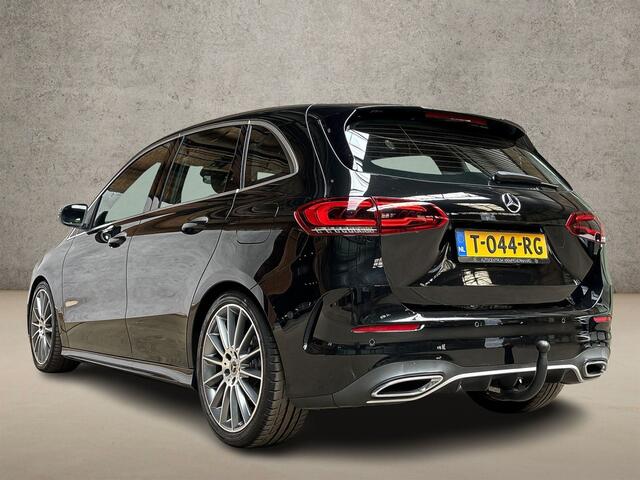 Mercedes-Benz B-KLASSE 180 AMG Sport Automaat (GROOT NAVI, TREKHAAK, LEDER/ALCANTARA, STOELVERWARMING, WIDESCREEN, SPORTSTOELEN, 19'' LM VELGEN, NIEUWE APK, NIEUWSTAAT)