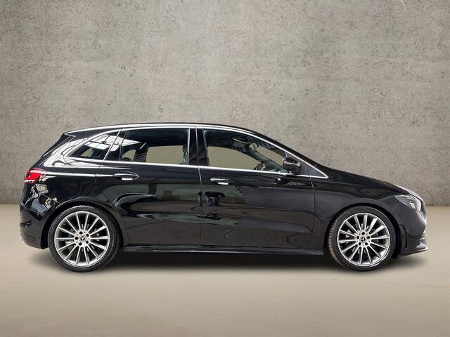 Mercedes-Benz B-KLASSE 180 AMG Sport Automaat (GROOT NAVI, TREKHAAK, LEDER/ALCANTARA, STOELVERWARMING, WIDESCREEN, SPORTSTOELEN, 19'' LM VELGEN, NIEUWE APK, NIEUWSTAAT)