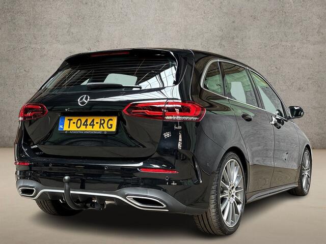Mercedes-Benz B-KLASSE 180 AMG Sport Automaat (GROOT NAVI, TREKHAAK, LEDER/ALCANTARA, STOELVERWARMING, WIDESCREEN, SPORTSTOELEN, 19'' LM VELGEN, NIEUWE APK, NIEUWSTAAT)