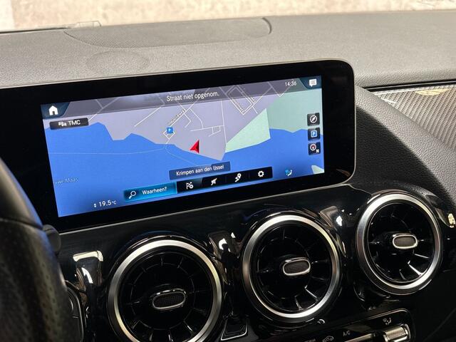 Mercedes-Benz B-KLASSE 180 AMG Sport Automaat (GROOT NAVI, TREKHAAK, LEDER/ALCANTARA, STOELVERWARMING, WIDESCREEN, SPORTSTOELEN, 19'' LM VELGEN, NIEUWE APK, NIEUWSTAAT)
