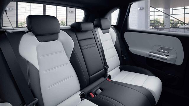 Mercedes-Benz B-KLASSE 180 Launch Edition | AMG | Trekhaak | Duo-tone bekleding | Achteruitrijcamera |