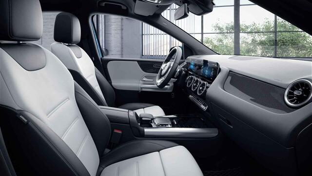 Mercedes-Benz B-KLASSE 180 Launch Edition | AMG | Trekhaak | Duo-tone bekleding | Achteruitrijcamera |