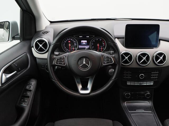 Mercedes-Benz B-KLASSE 250 Ambition Automaat 211 Pk | Camera | Trekhaak | Keyless | LED | Navigatiesysteem | Parkeersensoren | 18 Inch | 81.928 Km