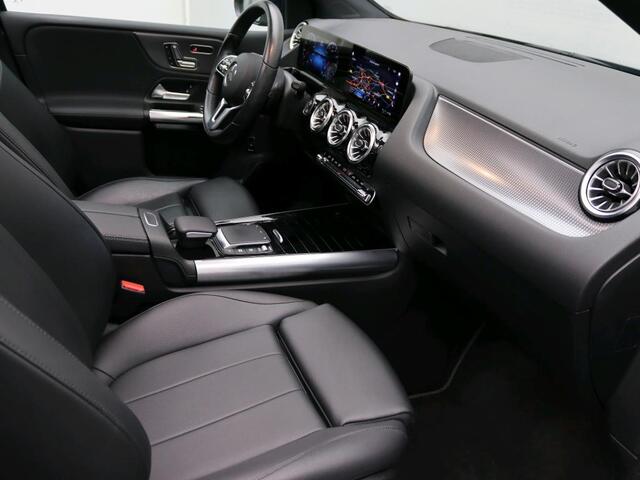 Mercedes-Benz B-KLASSE 180 Business Solution Luxury Trekhaak | Panorama Schuif-Kanteldak | Memory voorstoelen | MBUX augmented reality voor navigatie | Sfeerverlichting. Inclusief 24 maanden Mercedes-Benz Certified garantie voor Europa.