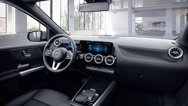 Mercedes-Benz B-KLASSE 180 | Panoramadak | Widescreen | Stoelverwarming | 360 camera | Verwarmd stuur |