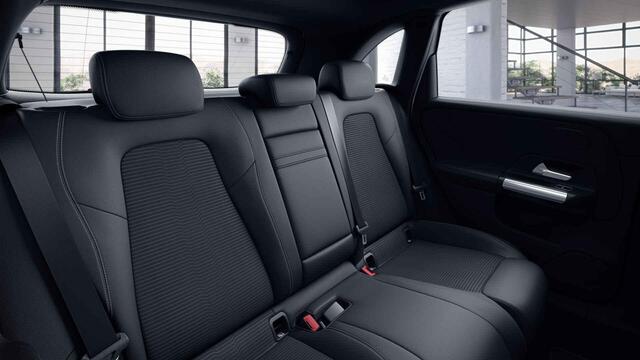 Mercedes-Benz B-KLASSE 180 | Panoramadak | Widescreen | Stoelverwarming | 360 camera | Verwarmd stuur |