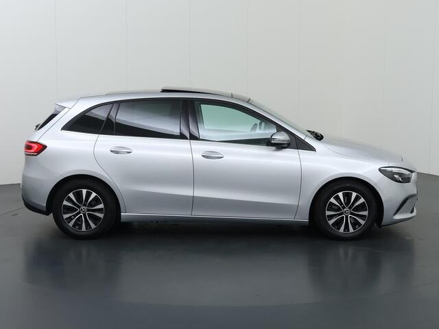 Mercedes-Benz B-KLASSE 180 Business Solution Luxury | Panoramadak | Sfeerverlichting | Widescreen | Getint glas | Stoelverwarming |
