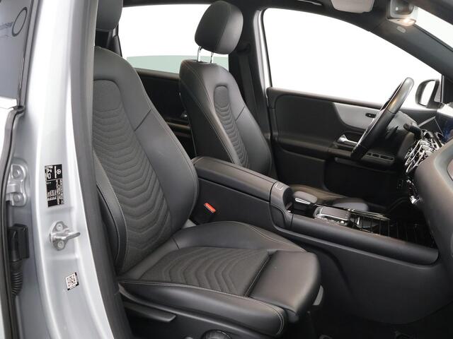 Mercedes-Benz B-KLASSE 180 Business Solution Luxury | Panoramadak | Sfeerverlichting | Widescreen | Getint glas | Stoelverwarming |