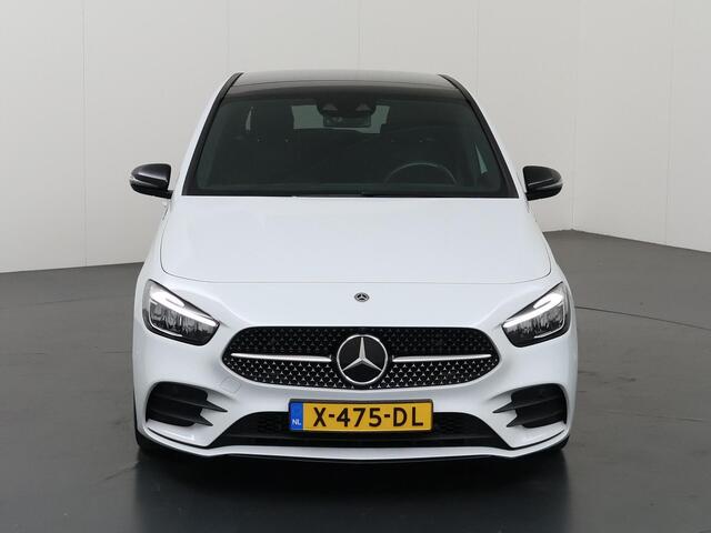 Mercedes-Benz B-KLASSE 180 AMG Line | Panoramadak | Night | Widescreen | Achteruitrijcamera | Stoelverwarming | Sfeerverlichting |