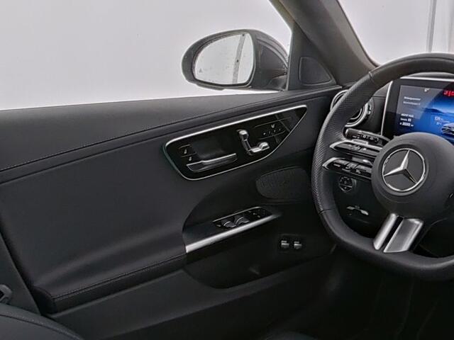 Mercedes-Benz C-KLASSE Estate 300 e AMG Plug-In Hybride AMG Line | Trekhaak | Panorama Schuif-Kanrteldak | Distronic | Stuur en Stoelverwarming. Inclusief 24 maanden Mercedes-Benz Certified garantie voor Europa.