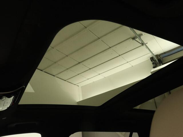 Mercedes-Benz C-KLASSE 200 Launch Edition Luxury Line | Panoramadak | Trekhaak | Leder | Stoelverwarming | Carplay | Camera | Sfeerverlichting | Navigatie | 18'' | Getint glas