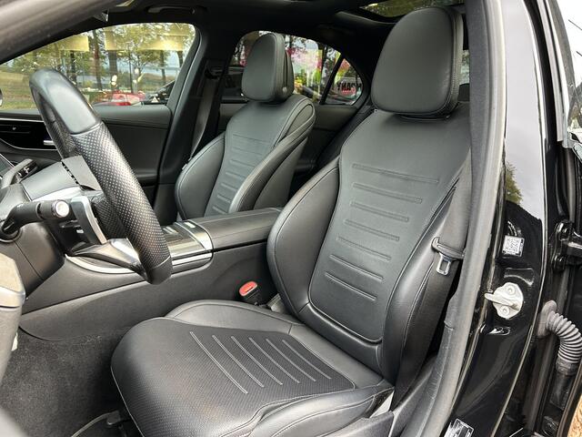 Mercedes-Benz C-KLASSE 200 AMG // Panoramadak // Trekhaak // Carplay // Camera // Nightpakket // Alarm // 19 inch // Sfeerverlichting