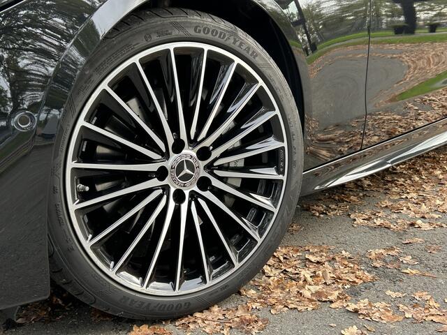 Mercedes-Benz C-KLASSE 200 AMG // Panoramadak // Trekhaak // Carplay // Camera // Nightpakket // Alarm // 19 inch // Sfeerverlichting