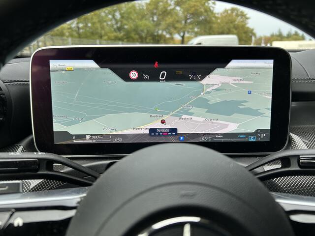 Mercedes-Benz C-KLASSE 200 AMG // Panoramadak // Trekhaak // Carplay // Camera // Nightpakket // Alarm // 19 inch // Sfeerverlichting