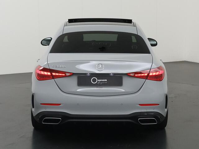 Mercedes-Benz C-KLASSE 300e Business Solution AMG | Panoramaschuifdak | DIGITAL LIGHT | Nightpakket | 19" multispaaks Velgen | 360° camera | Dodehoekassistent |