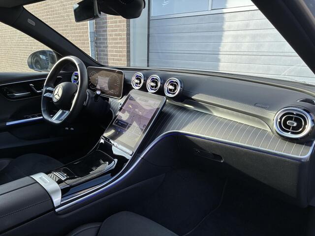 Mercedes-Benz C-KLASSE 300 e | AMG Line | Panoramadak | Trekhaak | Premium Plus | Night Pakket | Winter Pakket | Elektrisch Verstelbare Stoelen + Memory | Head-up Display | 360° Camera | Dodehoekassistent | Stuurverwarming | Stoelverwarming | Sfeerverlichting