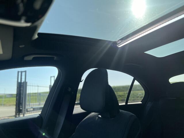 Mercedes-Benz C-KLASSE 300 e | AMG Line | Panoramadak | Trekhaak | Premium Plus | Night Pakket | Winter Pakket | Elektrisch Verstelbare Stoelen + Memory | Head-up Display | 360° Camera | Dodehoekassistent | Stuurverwarming | Stoelverwarming | Sfeerverlichting