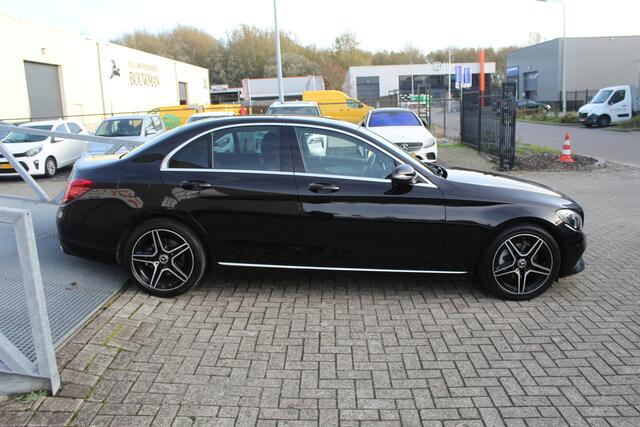 Mercedes-Benz C-KLASSE 180 Premium Plus Lederen sportstoelen/Led lampen/Parkeersensoren/Trekhaak/Spiegel en stoelverwarming/Cruise control/Navigatie/Climate control/Licht metalen velgen