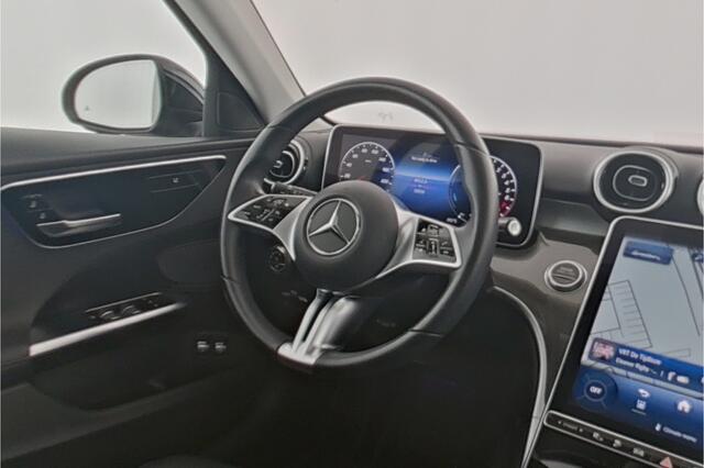 Mercedes-Benz C-KLASSE Estate 300 e Plug-In Hybride Trekhaak | Panorama Schuif-Kanteldak | Apple CarPlay | Easy-Pack Achterklep | Keyless-Go | Ledkoplampen. Inclusief 24 maanden MB Certified garantie voor Europa.